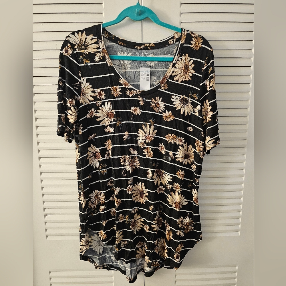 Maurices 24/7 Black Floral Stripe V-Neck Tee - Size Large